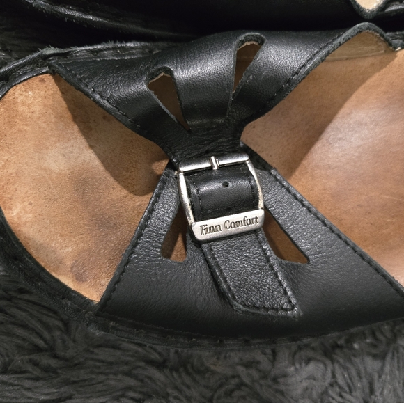 Finn Comfort Black Sandals with Classic Design and Ankle Strap - Picture 2 of 5